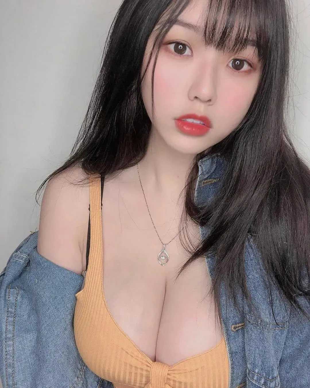 重庆极品嫩妹，粉嫩奔放s身材，活好身材好